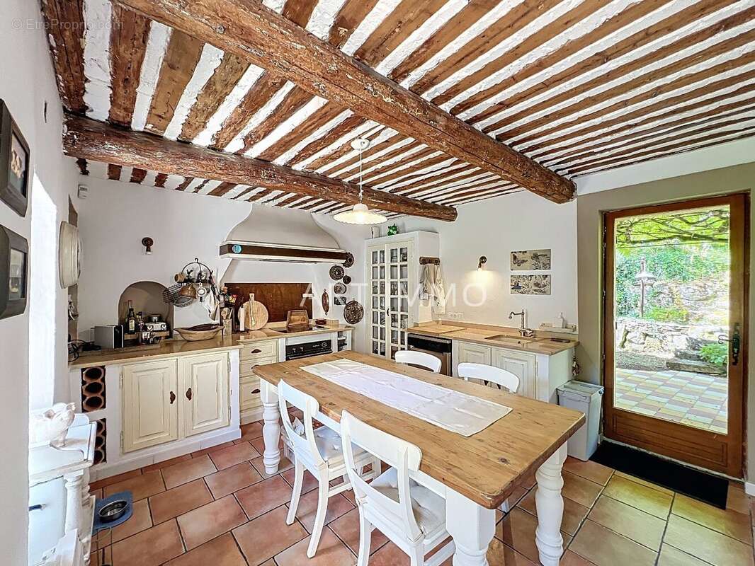 Maison de village avec piscine sur un grand terrain. - photo 9