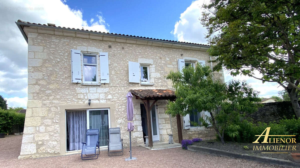 Maison en pierre rénovée avec grange, cour et jardin, proche Brantôme-en-Périgord - photo 2