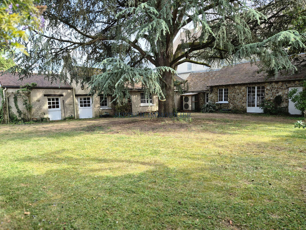 Maison ancienne ancienne avec dépendances. 360 m2 habitables sur 5 790 m2 de terrain. - photo 2