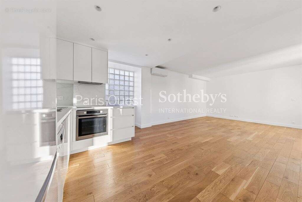Appartement à PARIS-1E
