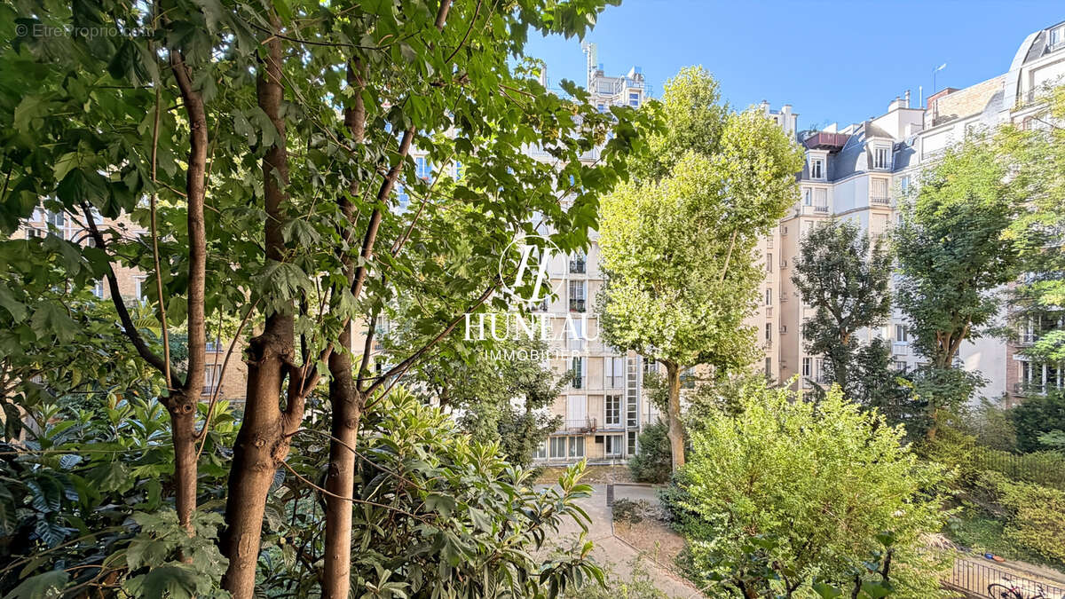 Appartement avec de beaux volumes, beaucoup de potentiel et une chambre de service - photo 12