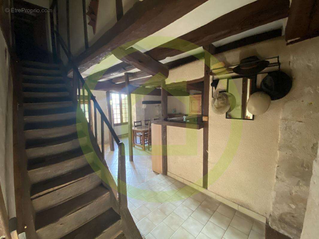 Maison à SAINT-GENEST-D'AMBIERE