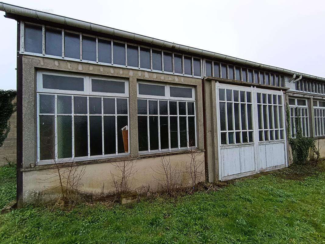 Commerce à MAINVILLIERS