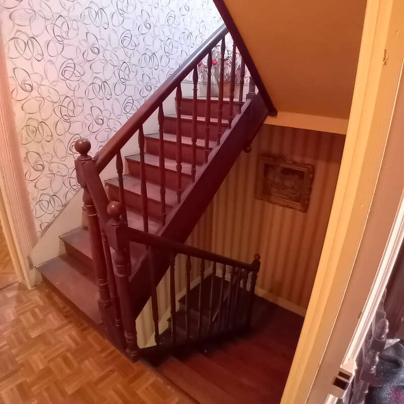 Maison à VILLENEUVE-LES-MONTREAL