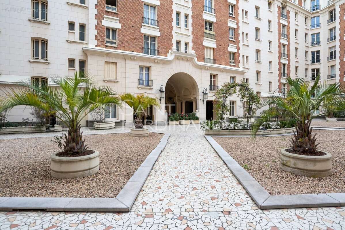 Appartement à NEUILLY-SUR-SEINE
