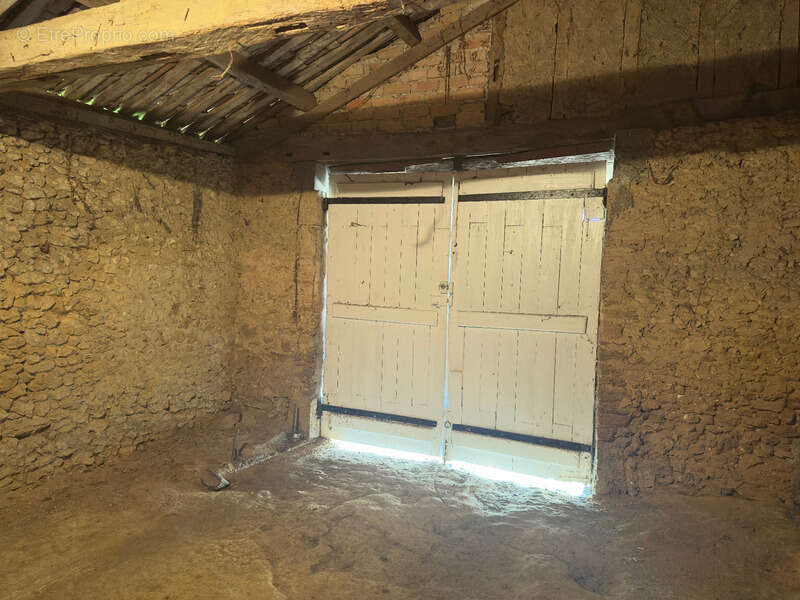 Maison de caractere 250 m2 habitables, garage en pierre 65 m2, hangar agricole 260 m2, jardin 5000 m2 - photo 6