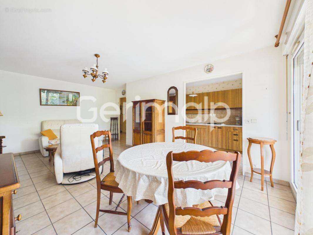 Vente - Appartement - 3 pièces + cuisine - 68,35 m² - 369 000 € - photo 4