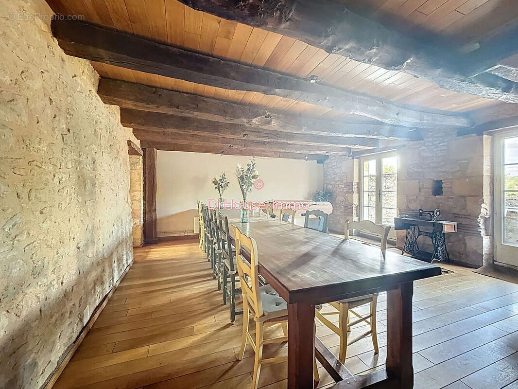 Maison à MAUZAC-ET-GRAND-CASTANG