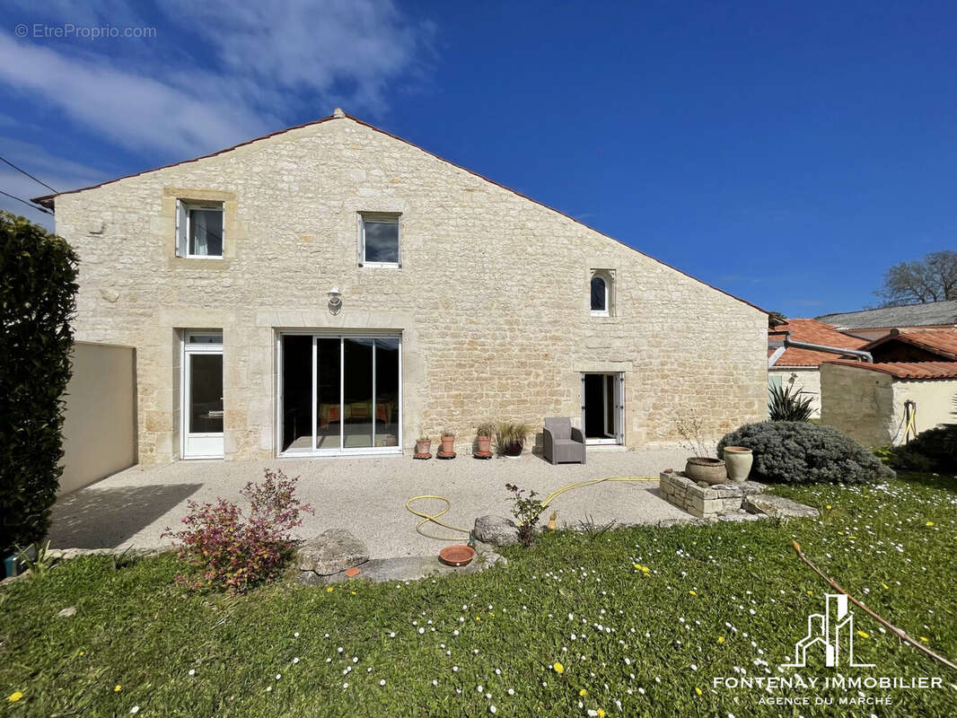 Maison 240 m² à Fontenay-Le-Comte  - photo 2
