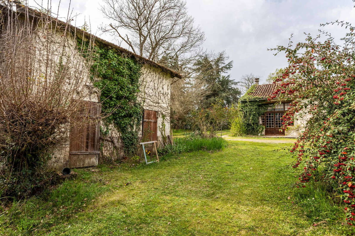 Stone property for renovation - photo 27