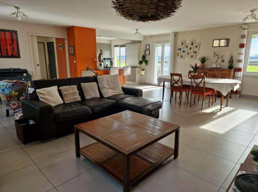 Maison à MENETROL
