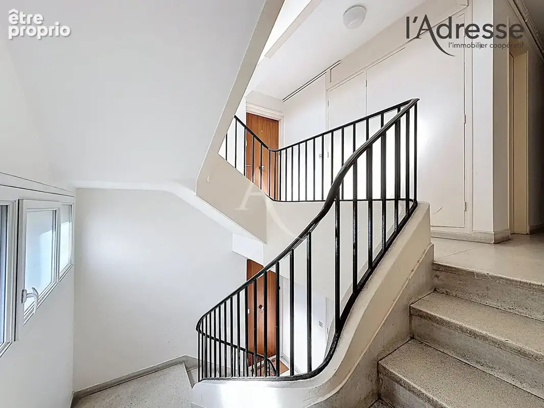 SURESNES/ Maréchal de Lattre de Tassigny - Vue Paris - Appartement Studio 36m² - 1 Cave - 1 BOX - photo 16