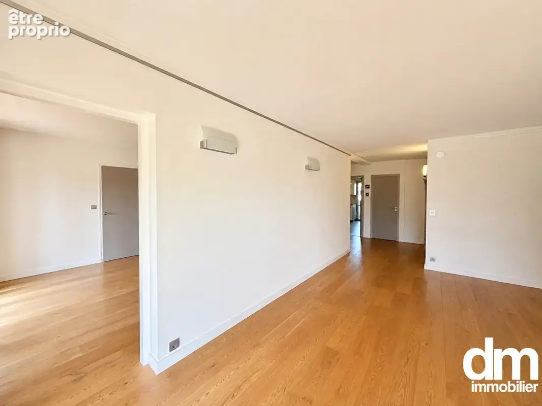 Appartement de type 4 avec trois terrasses, loggia, garage et deux caves. - photo 8