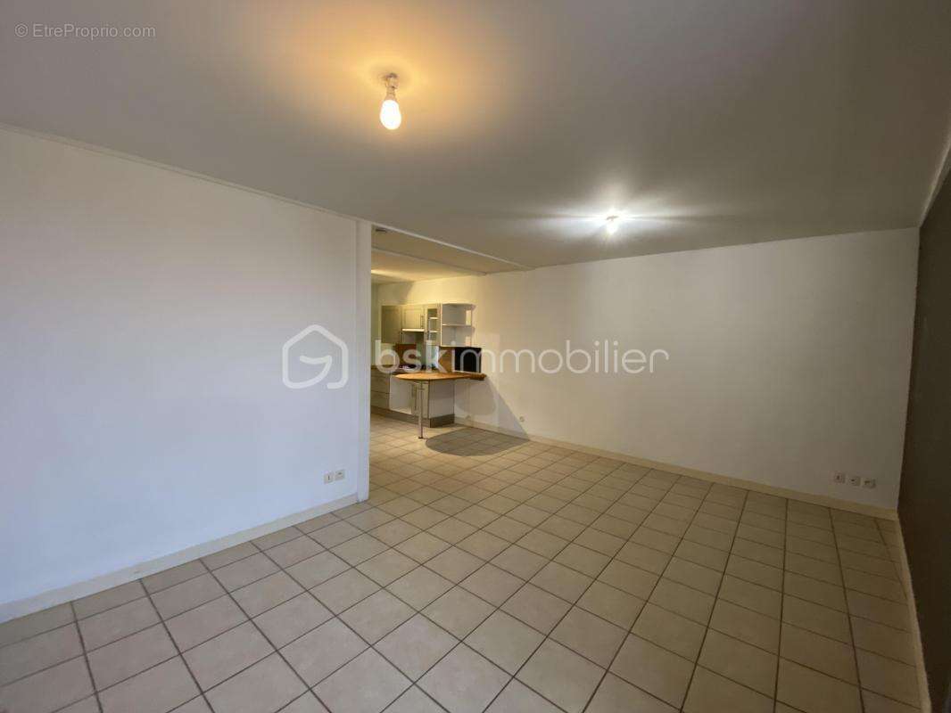 Appartement à SAINT-GENIS-LES-OLLIERES