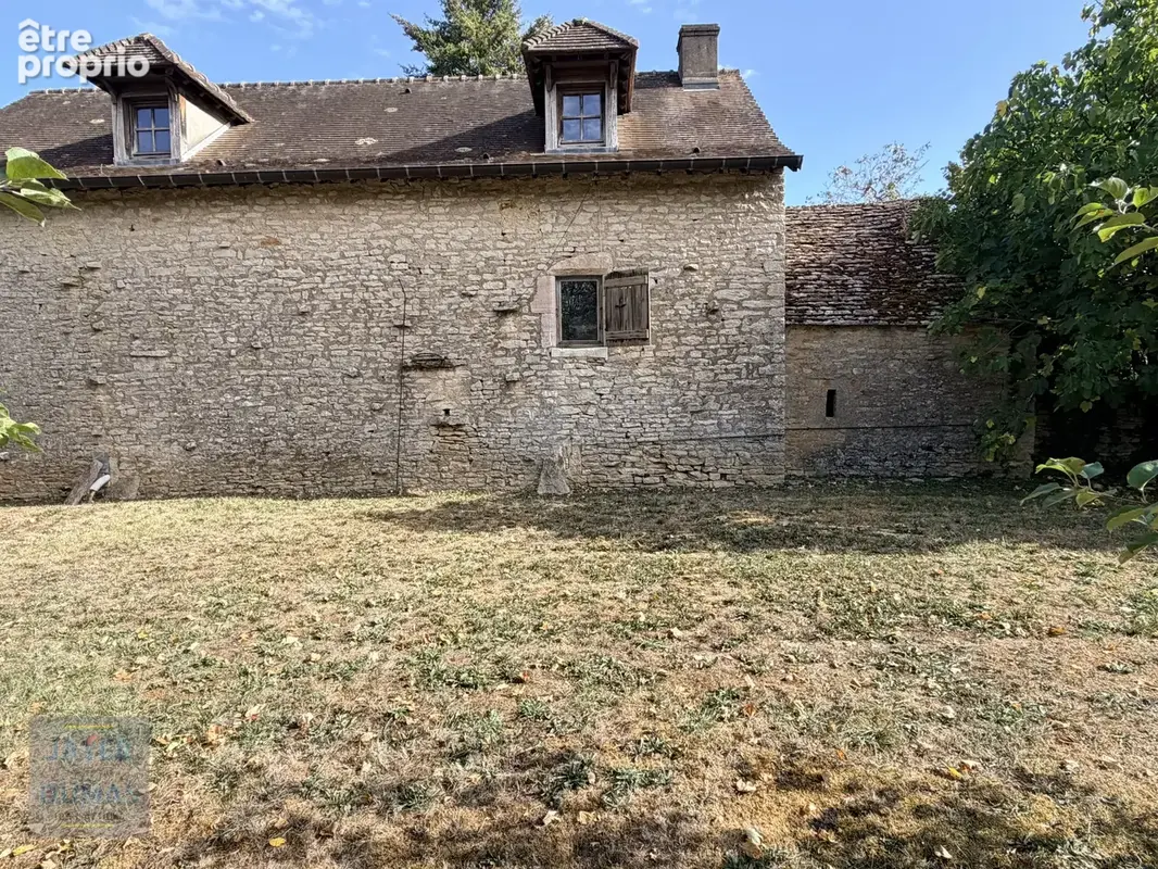 SAINT-MARTIN-SOUS-MONTAIGU - Au Calme - Maison en pierre à rénover entièrement - fort potentiel - photo 2