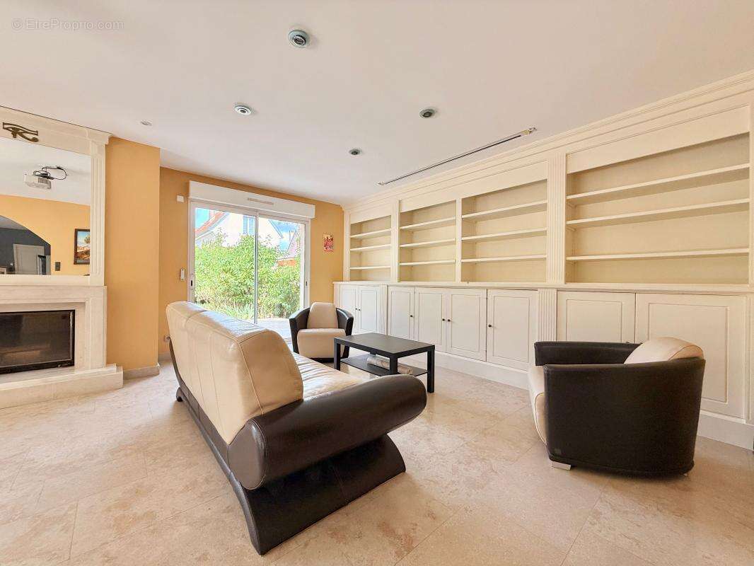 Maison familiale de 195 m² avec T2 indépendant – Calme et potentiel locatif - photo 9