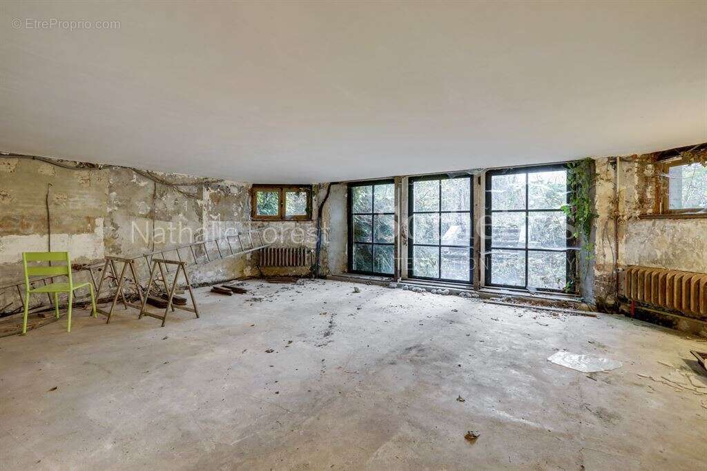 Tourcoing , limite Mouvaux , rare Hôtel particulier à rénover cadastré sur 2337  m2 de terrain . - photo 12