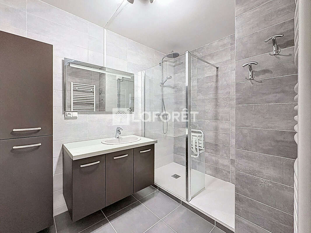 Appartement à PERONNAS