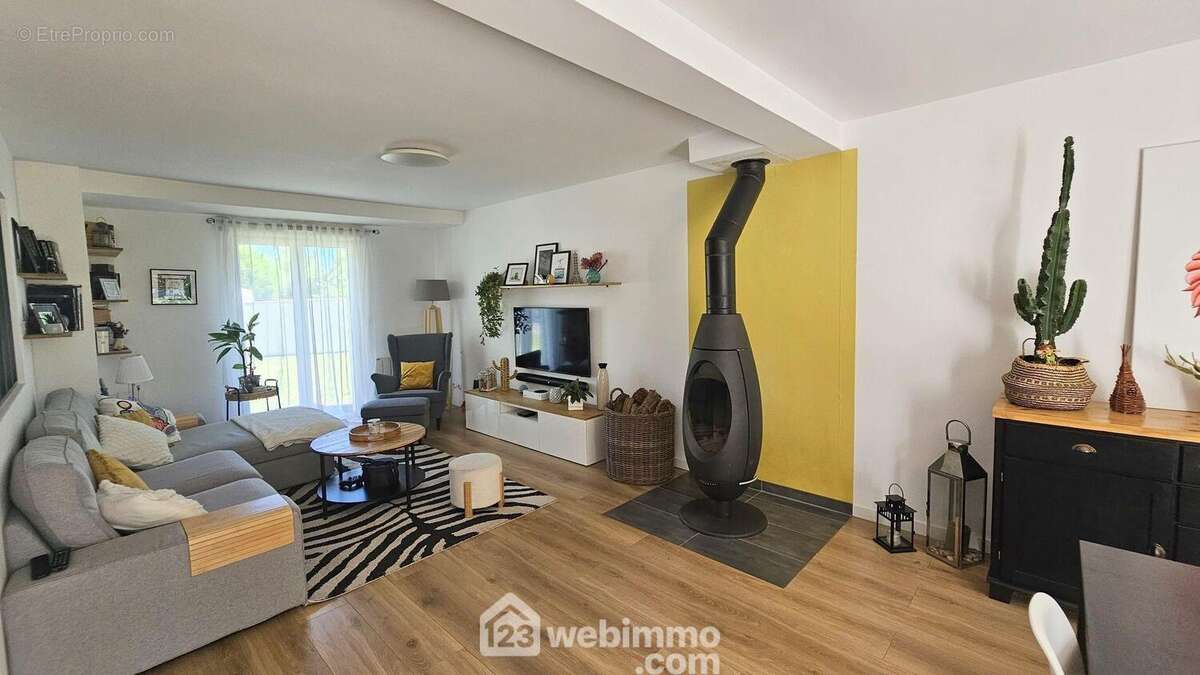 Voici le séjour avec son poêle à bois. - Maison à MILLY-LA-FORET