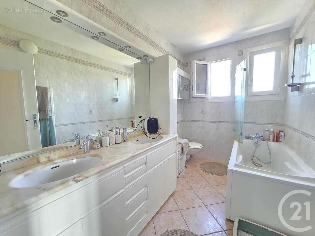 Autre à SIX-FOURS-LES-PLAGES