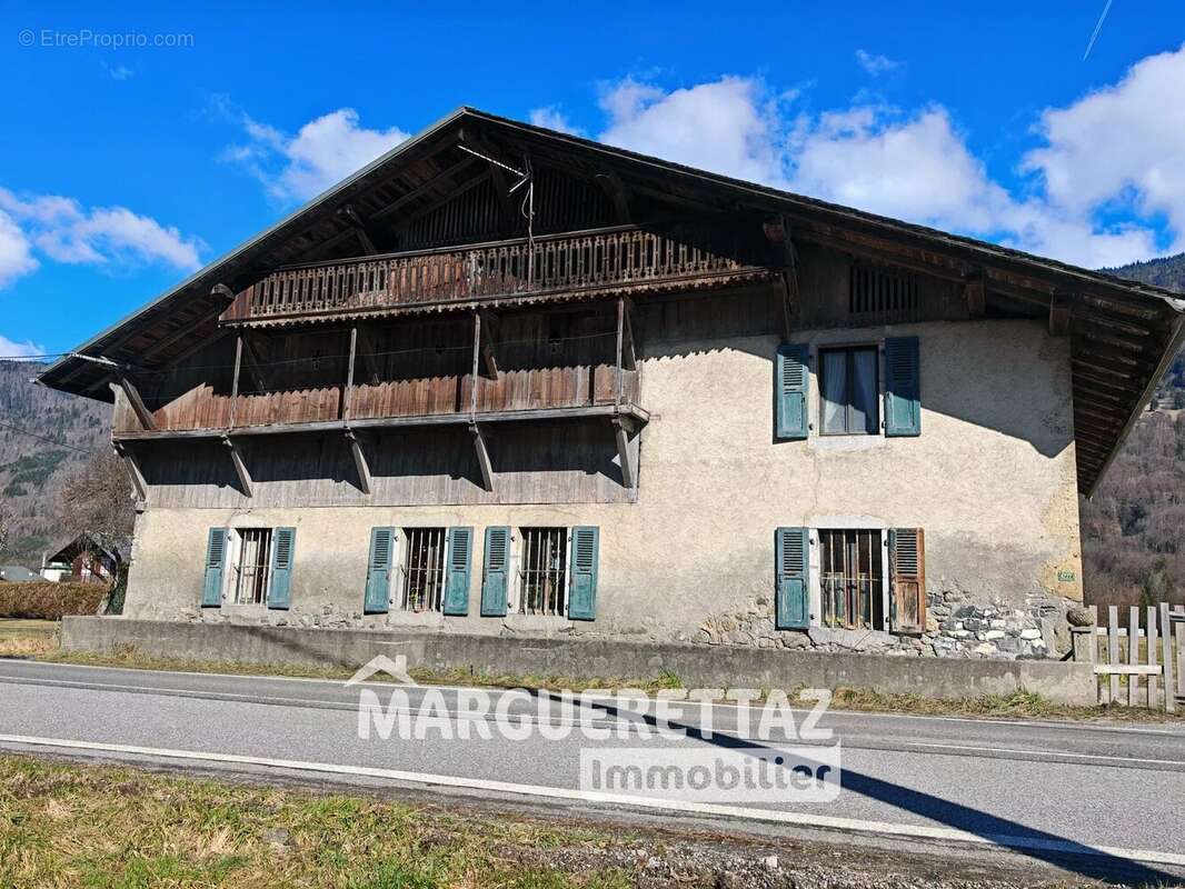 Maison à LA RIVIERE-ENVERSE
