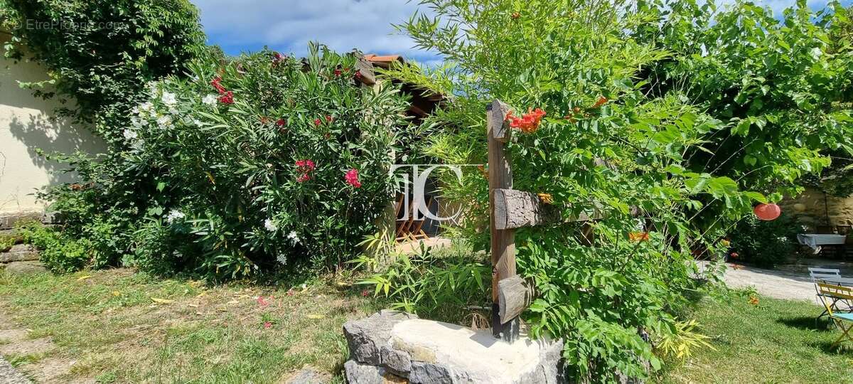 Propriété de caractère composée de trois logements indépendants avec piscine et potentiel de développement - photo 29