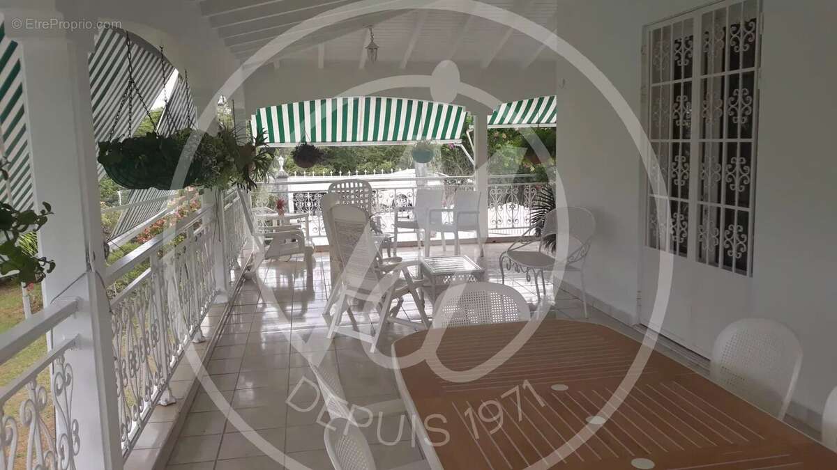 Maison à LES ABYMES