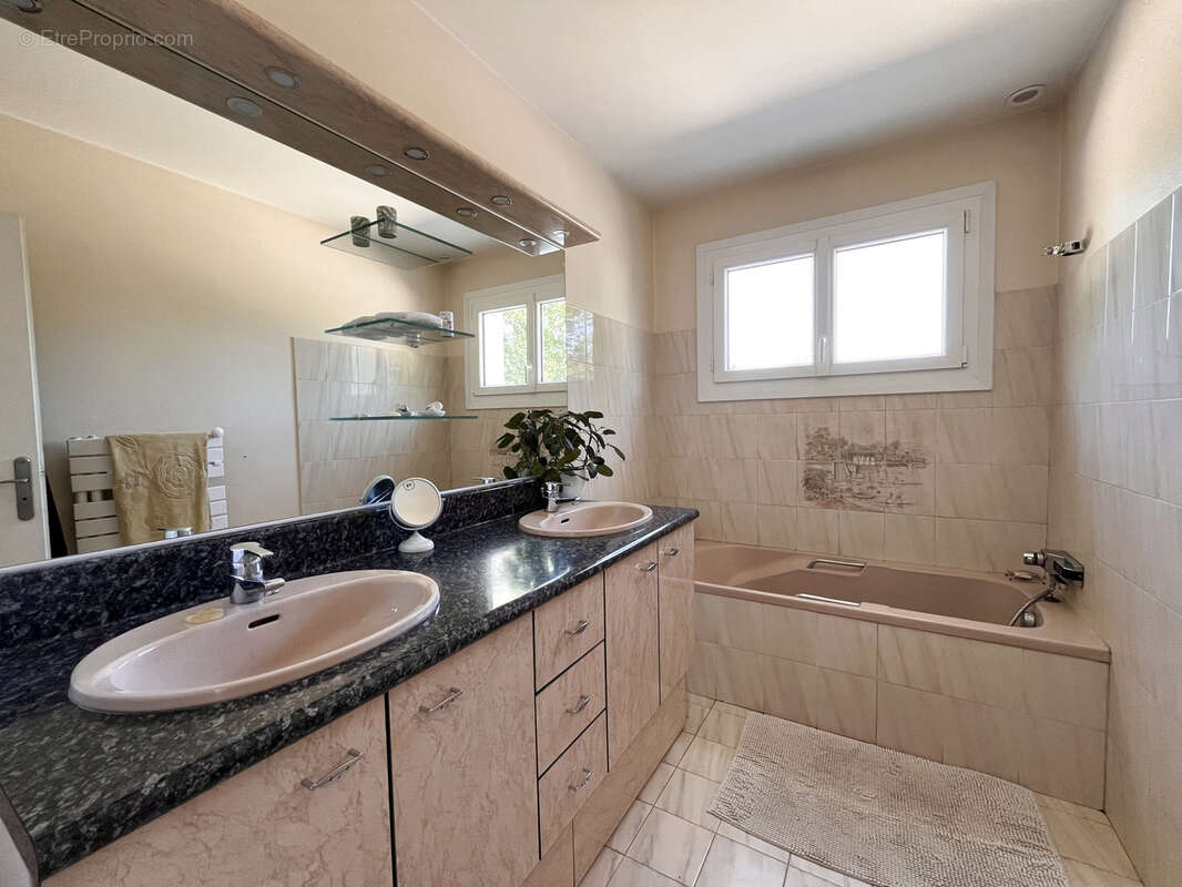 Maison à SAINT-ETIENNE-DE-MONTLUC