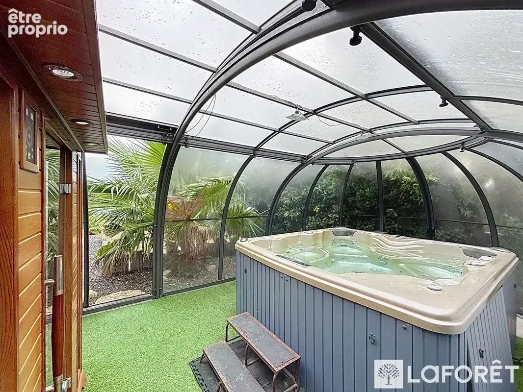 UCHAUX - Maison 4 ch + dépendance, espace détente (piscine, spa, et salle de sport) garage et - photo 10