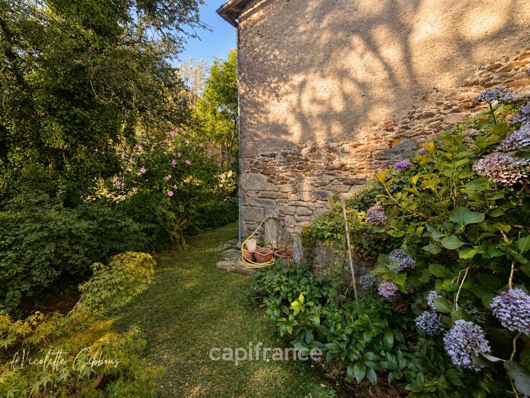 Jolie maison en pierres avec petites dépendances - photo 28
