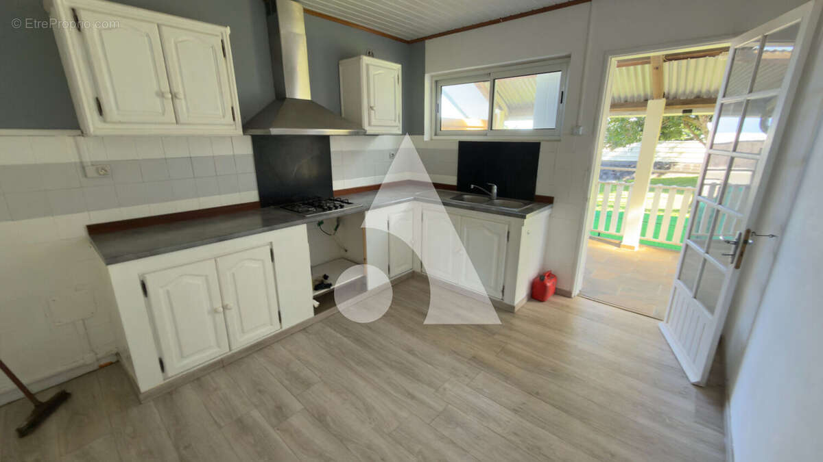 Élégante propriété familiale F4 avec trois espaces de vie et potentiel locatif - photo 3