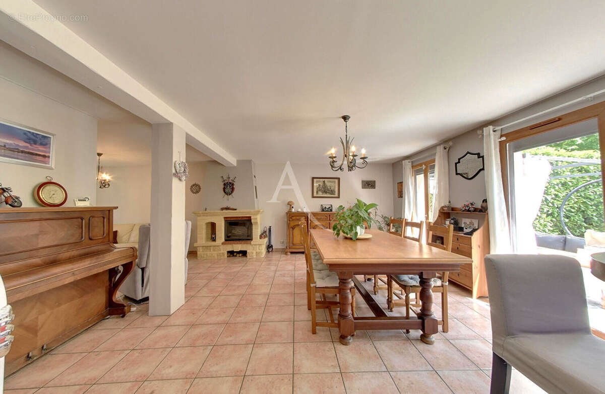 Maison à CHEVRY-COSSIGNY