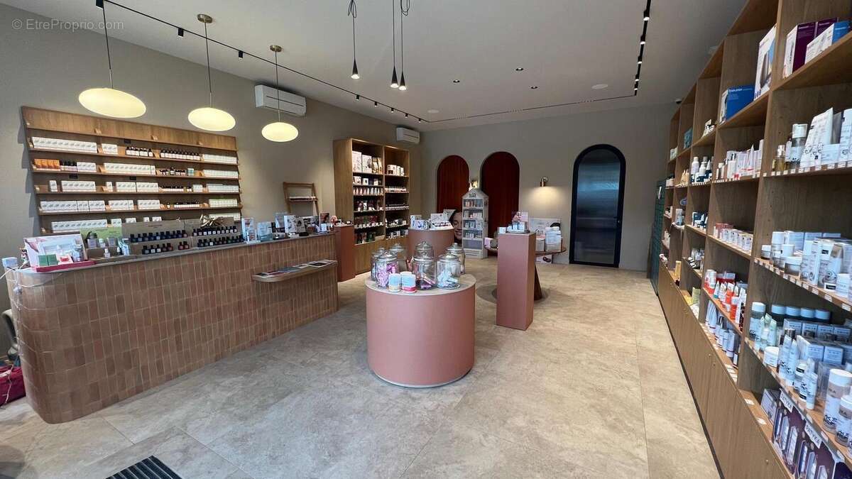 Photo 2 - Commerce à LA TOUR-DE-SALVAGNY