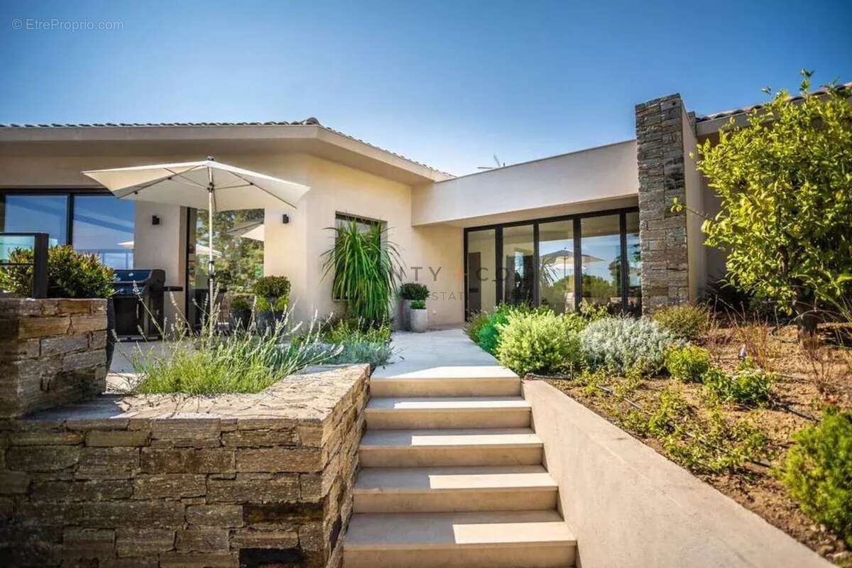 Vente villa neuve dans un domaine privé avec vue mer à Grimaud - photo 3