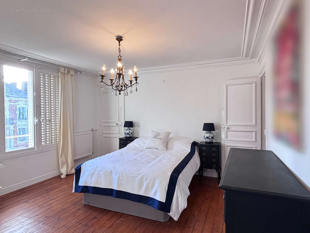 Laissez-vous séduire par cette superbe maison de maître, pleine de charme et rénovée avec soin. Nichée en cent - photo 4