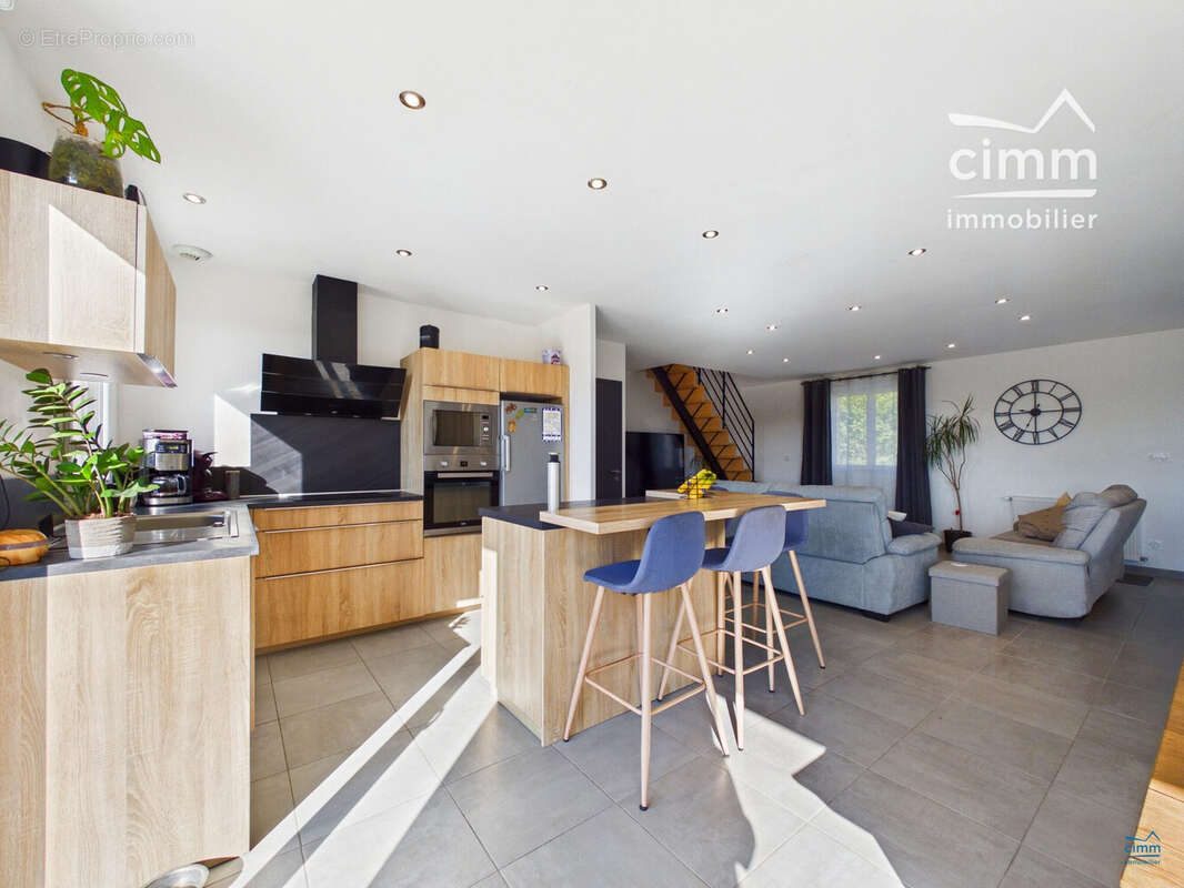 Maison 135 m² à Longue-Jumelles  - photo 3