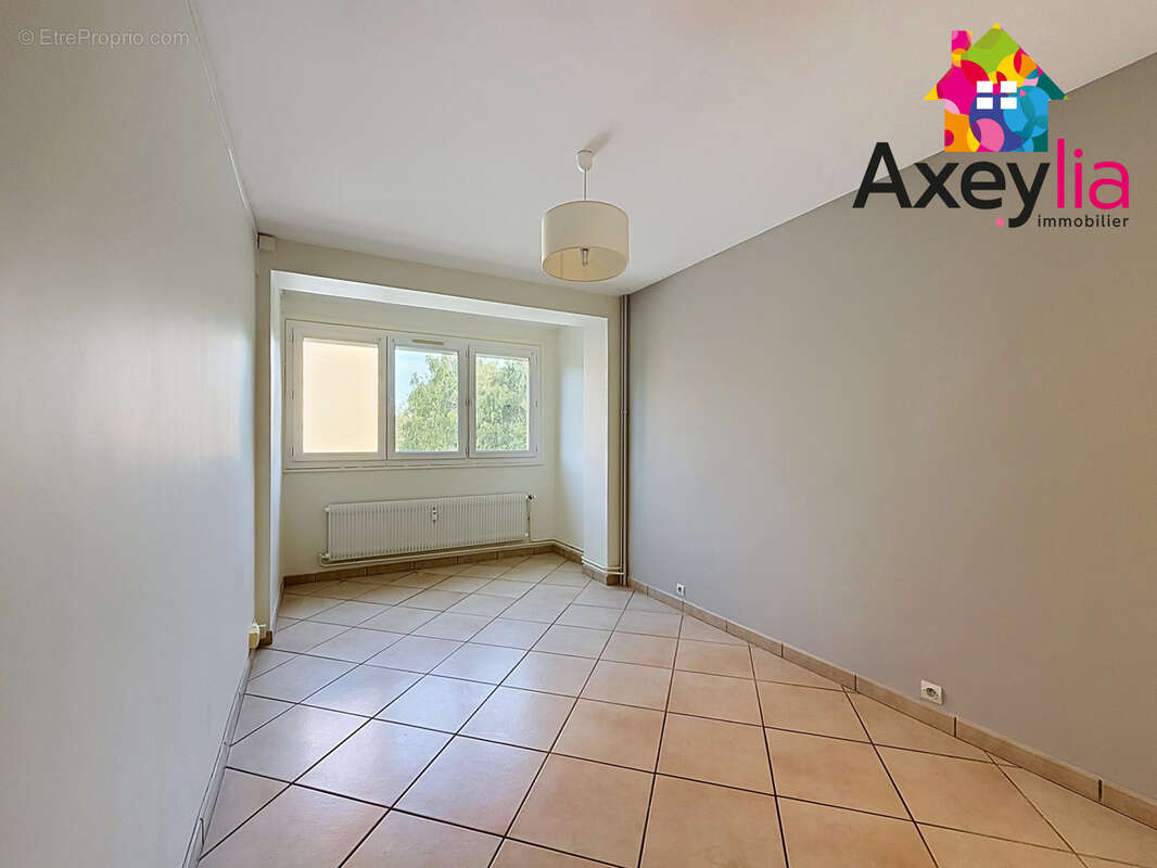 A vendre - roanne proche centre ville - appartement t3 avec balcon, cave et stationnements - photo 8