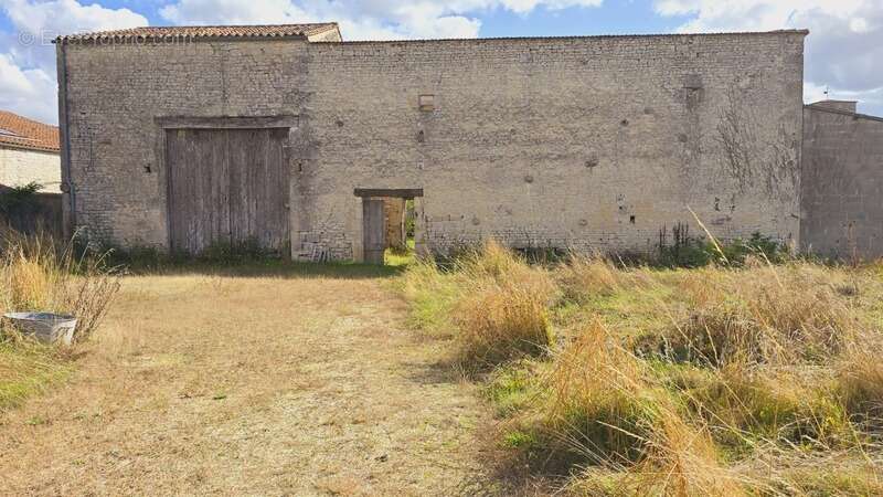 Maison de caractère à vendre 4 pièces VARAIZE (17) AVEC DEPENDANCES, GRANGES - photo 23