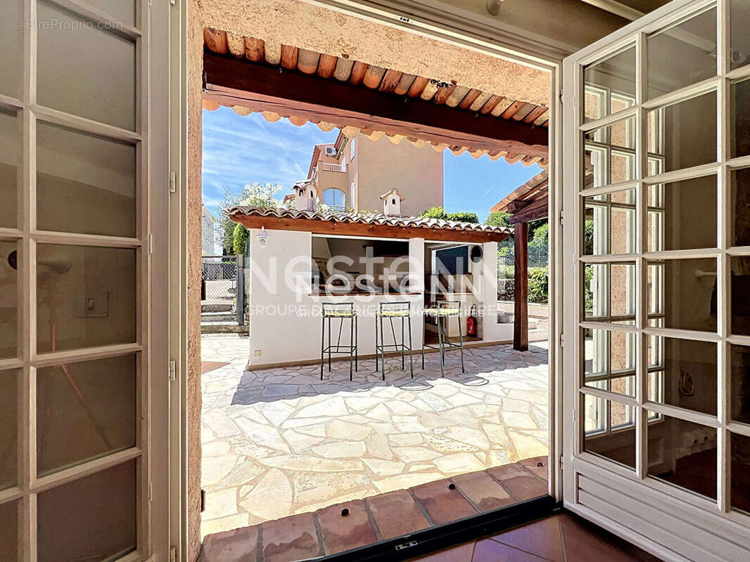 Golfe-Juan - Maison 5P 126 m² + Appartement indépendant 3P 98 m² - Terrain 1 480 m² - Sous-sol 70 m² - Parkings - Proche mer - photo 6