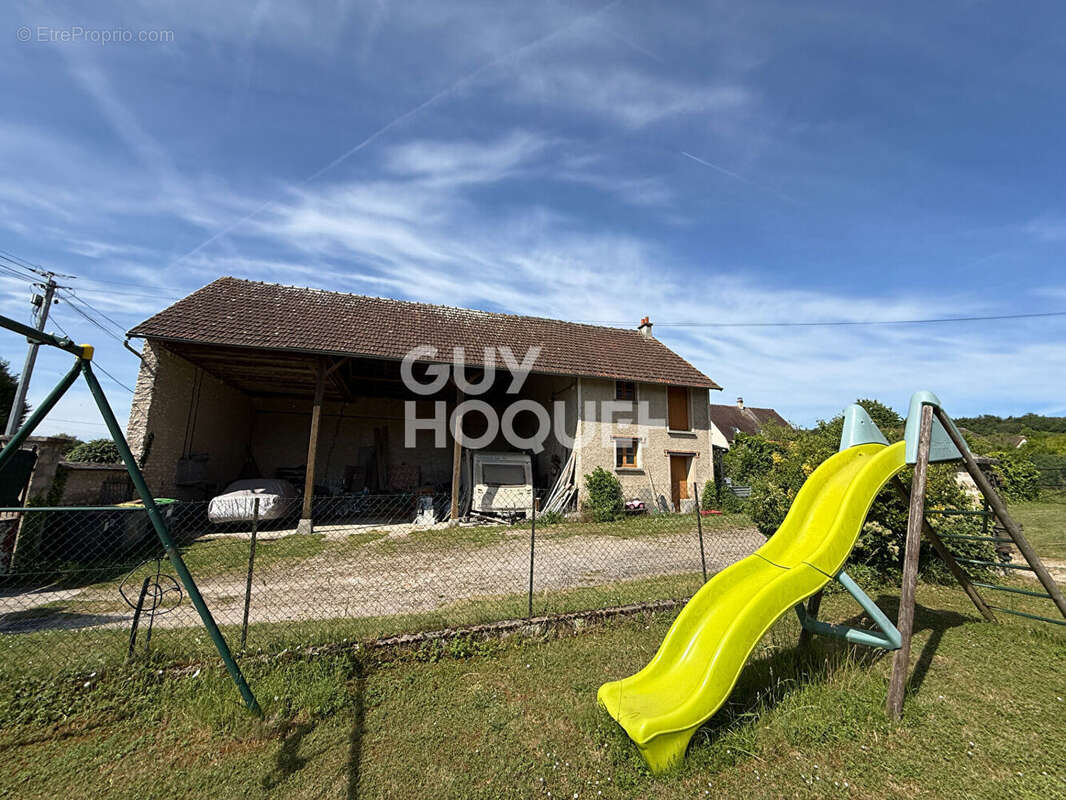 Maison familiale d'environ 155 M2 à proximité de Montigny Sur Loing avec 6 chambres sur une parcelle de 2165 m2. - photo 4