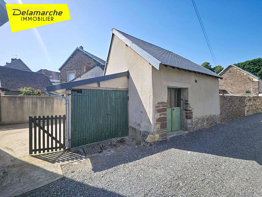 A vendre maison et dépendance bourg de Brehal  3 pièces - photo 12