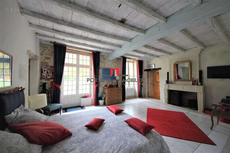 Maison 285 m² à Saint-Andre-De-Cubzac  - photo 2