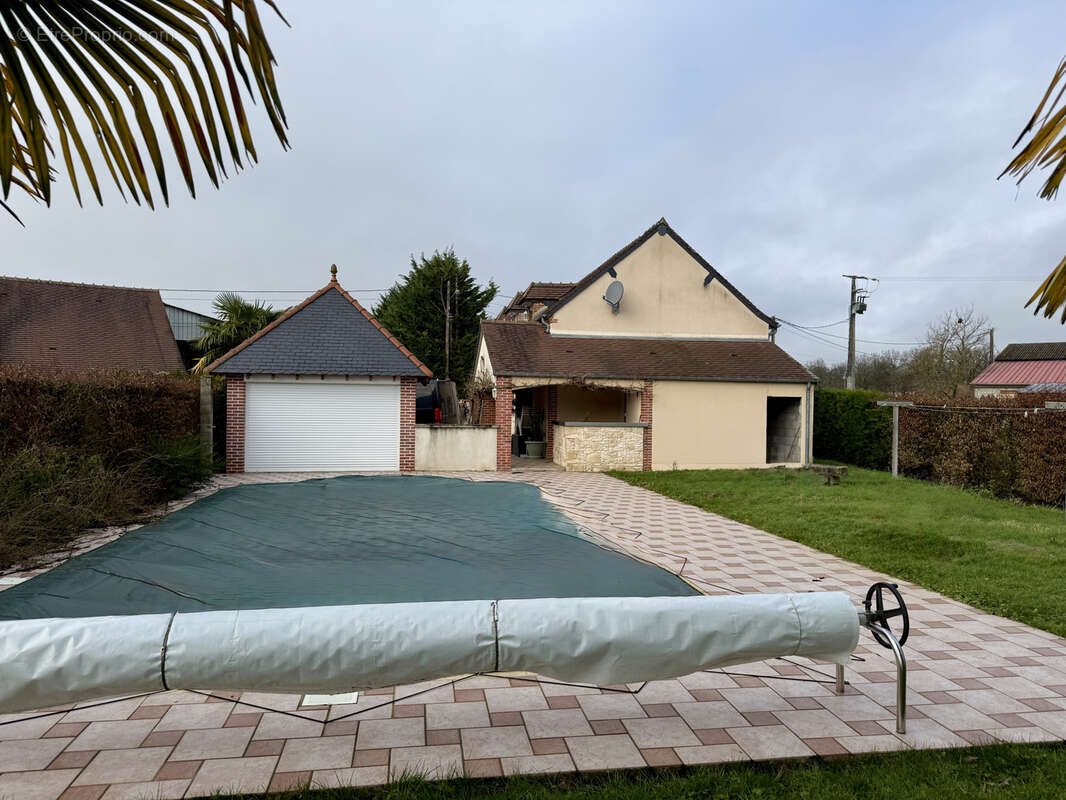 Propriété 8 pièces 135 m2 + Studio de 15 m2 avec Piscine chauffée et grande dépendance sur un terrain de 1200 - photo 2