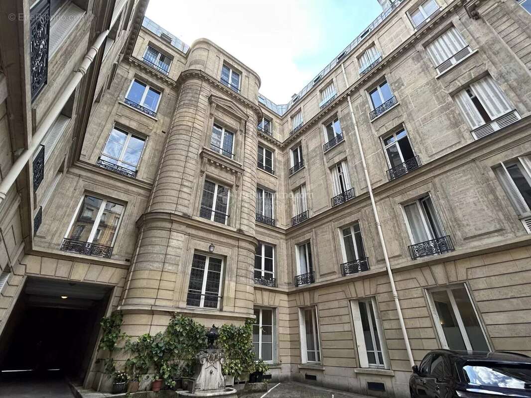 Appartement à PARIS-8E