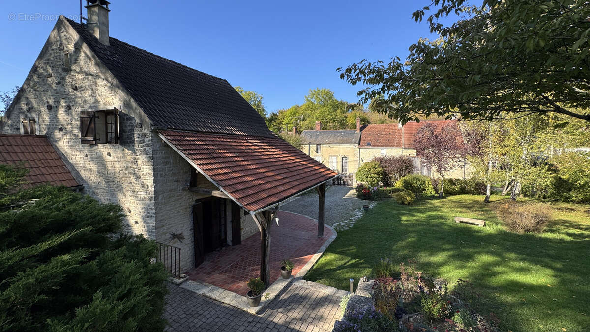 Maison à JOUX-LA-VILLE