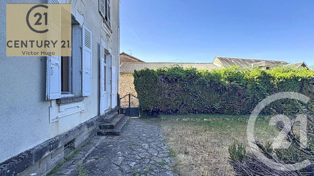 Maison 242 m² à Saint-Victurnien  - photo 5
