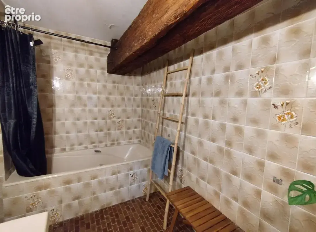 Chazelles, proche La Rochefoucauld. Maison de caractère de 223 m², 5 chambres, cour et grange - photo 19