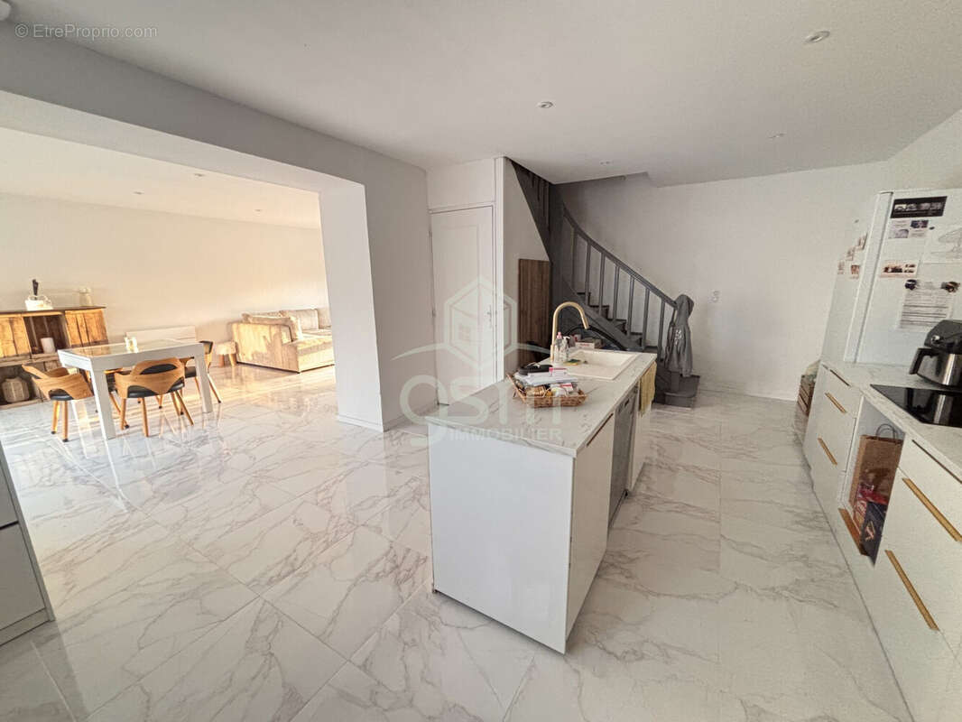 Cuisine ouverte 20m2 - Maison à POUZAY