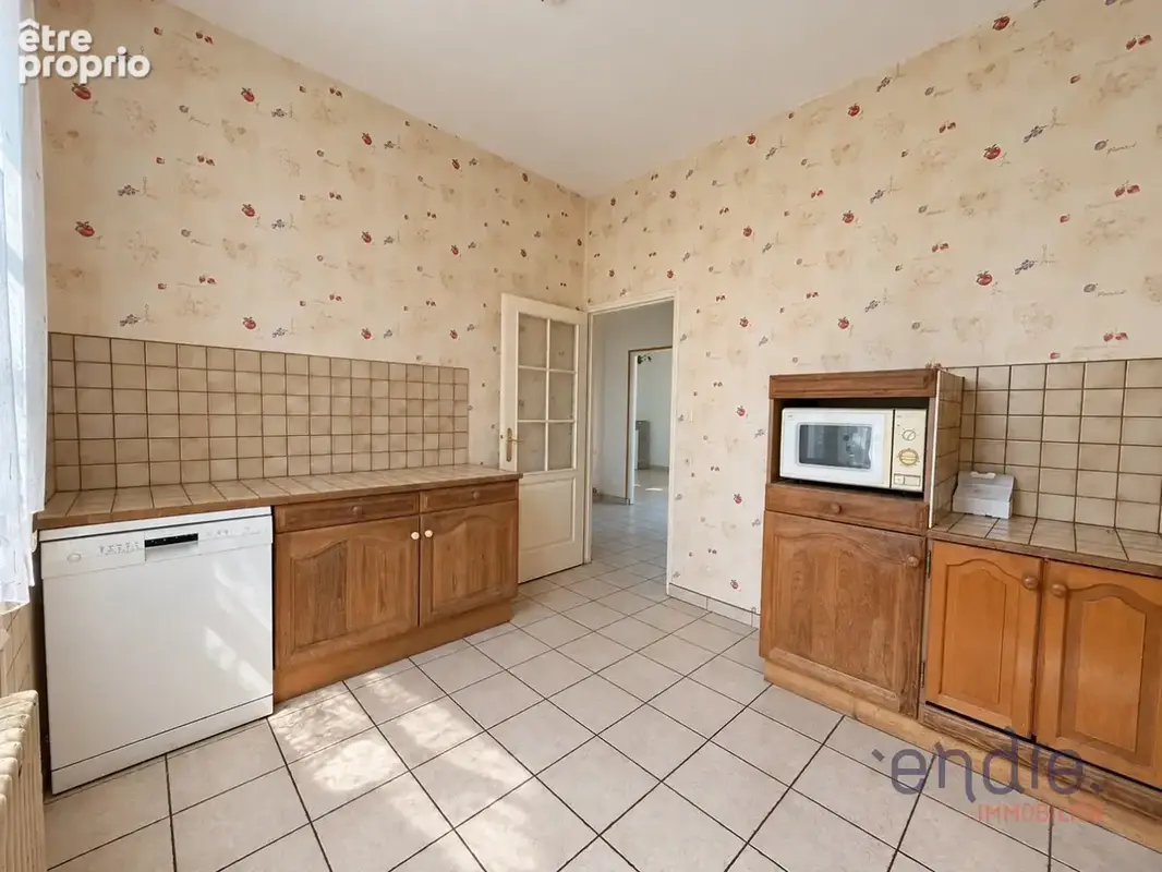 Maison familiale avec nombreuses dépendances et hangar sur environ 1 500 m² de terrain - photo 8