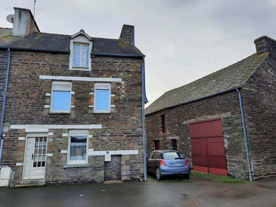 Maison à NEANT-SUR-YVEL